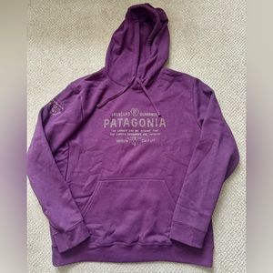 BNWT Unisex Patagonia Hoodie Women’s XL/ Men’s L (Plum color)